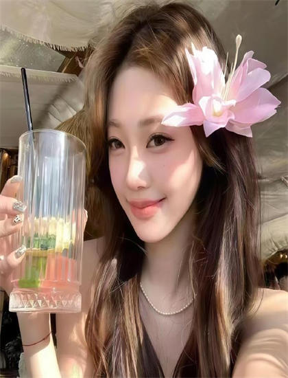 艺术策展人审美评价《军迷上车》无人机拍摄的视角与稳定性 【国际影响评估】